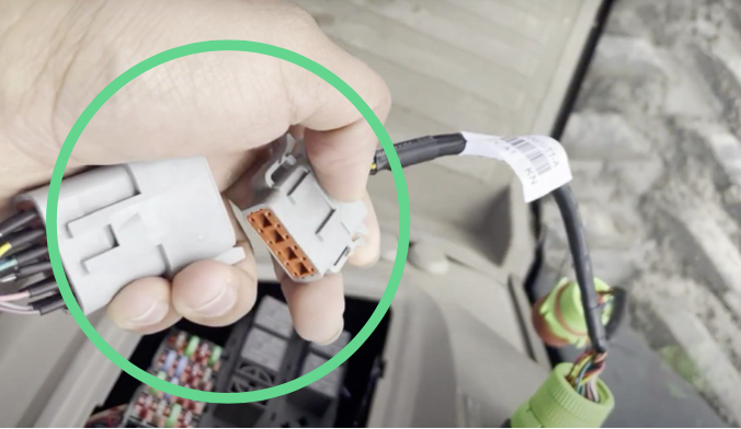 Connector pushed firmly into the GPS device